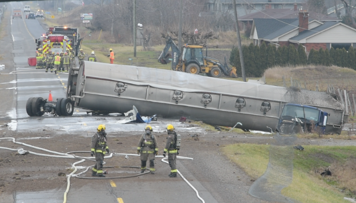 truck rollover qew today