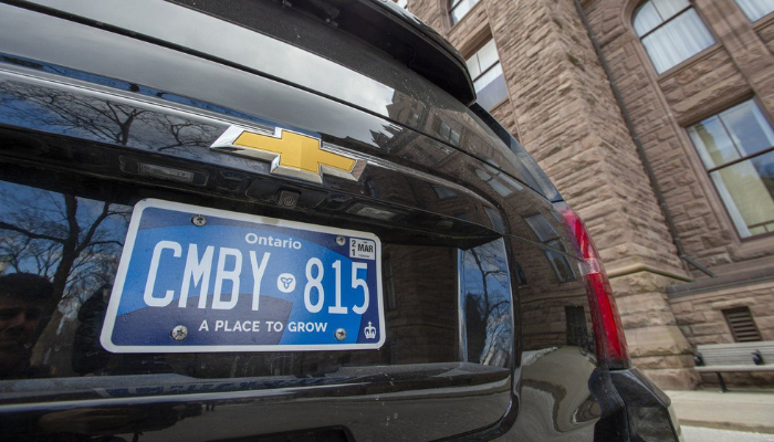 Ontario’s plan to get rid of blue licence plates is to sit back and wait