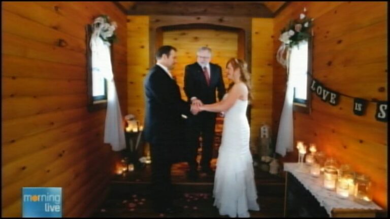 A couple gets married at the Elope Niagara chapel (handout)