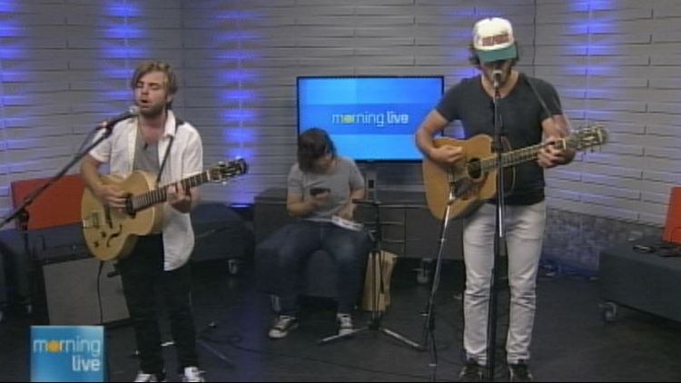 The Zilis perform on Morning Live, August 6, 2014