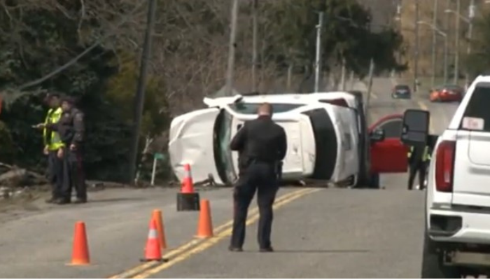 5 teenagers taken to hospital after early morning crash in Stoney Creek