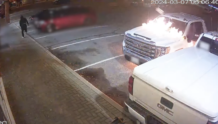 Shocking video shows suspects lighting tow truck on fire in Richmond Hill, Ont.