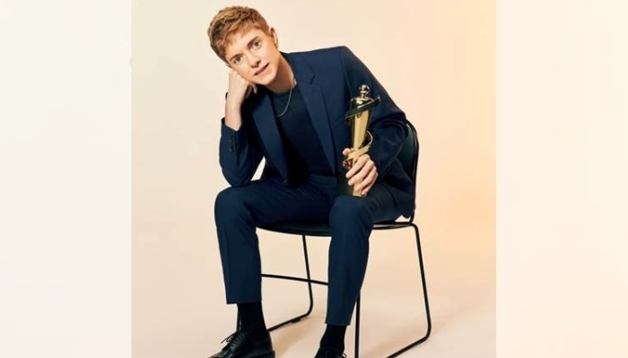 Mae Martin - Junos host